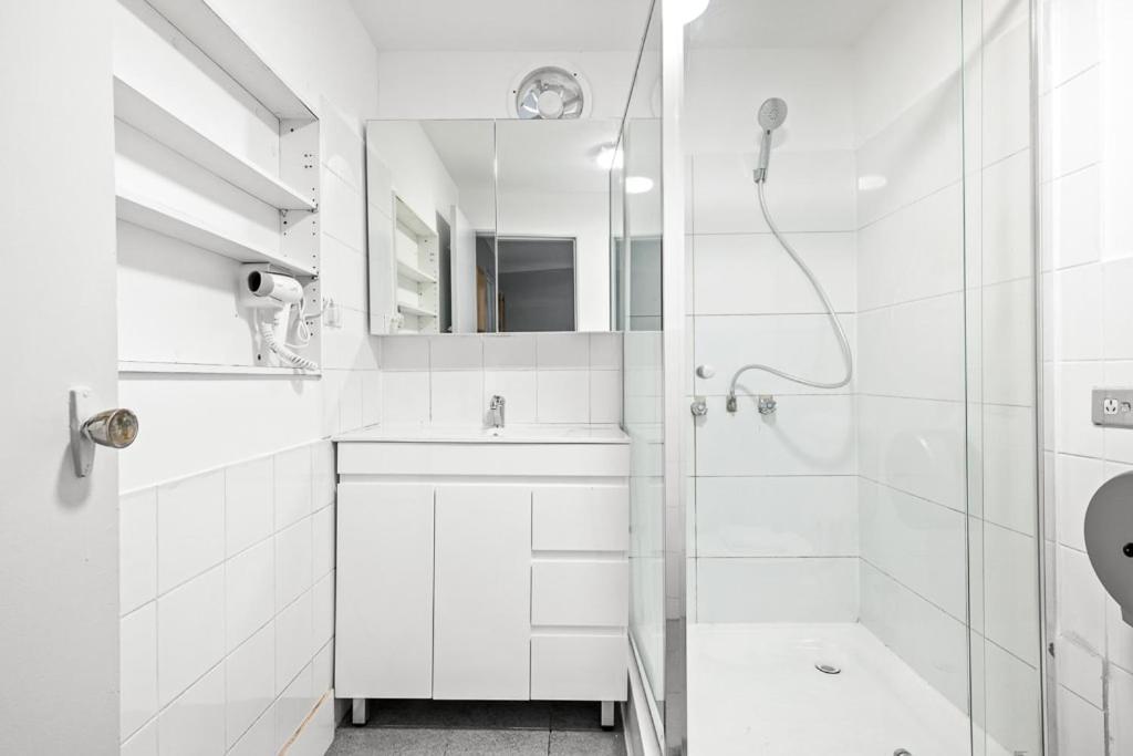 Rustic Queen - Conveniently Located - Shared Bathroom Gasthof