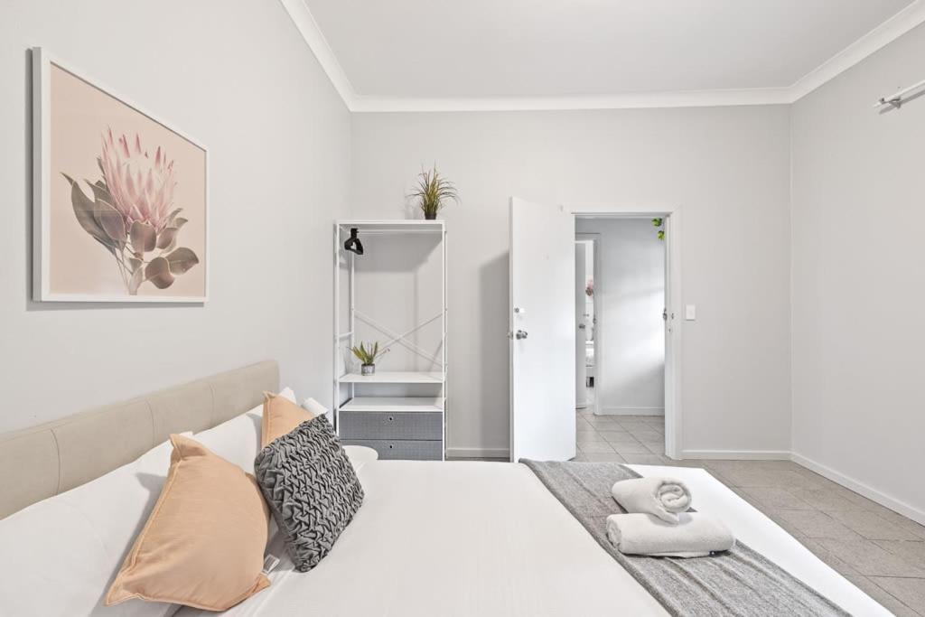 Gasthof Rustic Queen - Conveniently Located - Shared Bathroom